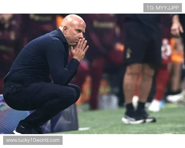 荷兰边锋加克波与斯洛特关系良好，但欧冠被按在替补席